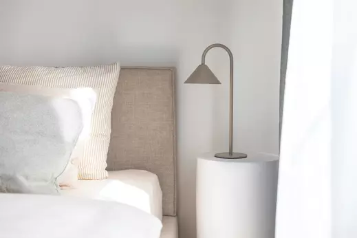 Postel s lampičkou